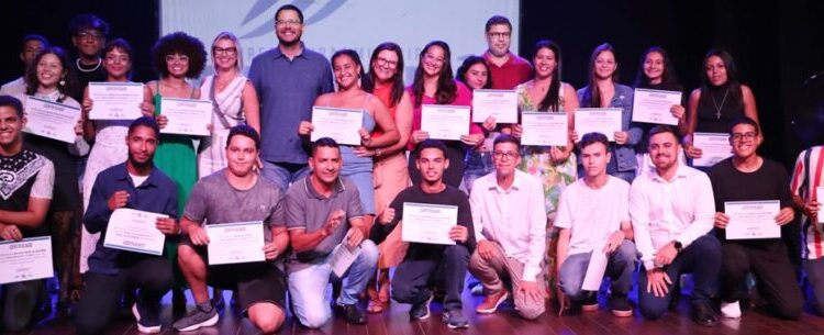 Prefeitura forma mais de 100 pessoas em cursos de idiomas e de comunicação para jovens