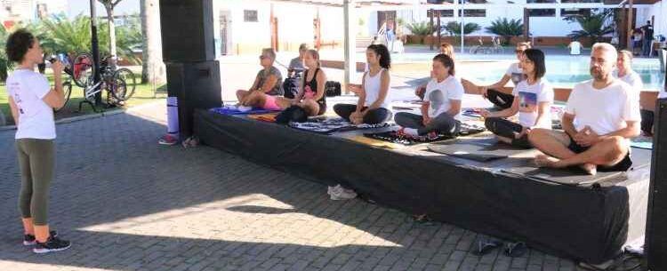 Prefeitura de Caraguatatuba está com inscrições abertas para modalidade yoga no Cemug e Ciase Travessão