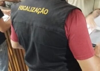 Fiscalização em Caraguatatuba resulta no fechamento de adegas e orientação nas praias