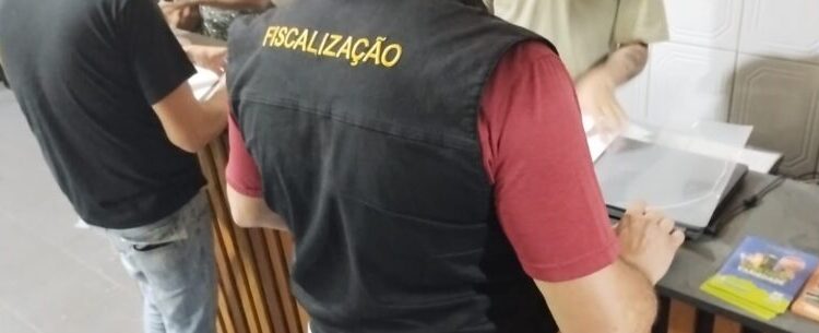 Fiscalização em Caraguatatuba resulta no fechamento de adegas e orientação nas praias