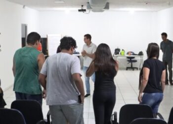 Jovens iniciam curso de teleatendimento com foco no primeiro emprego em Caraguatatuba