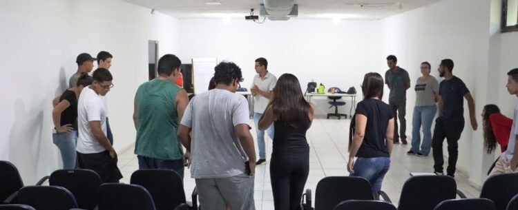 Jovens iniciam curso de teleatendimento com foco no primeiro emprego em Caraguatatuba