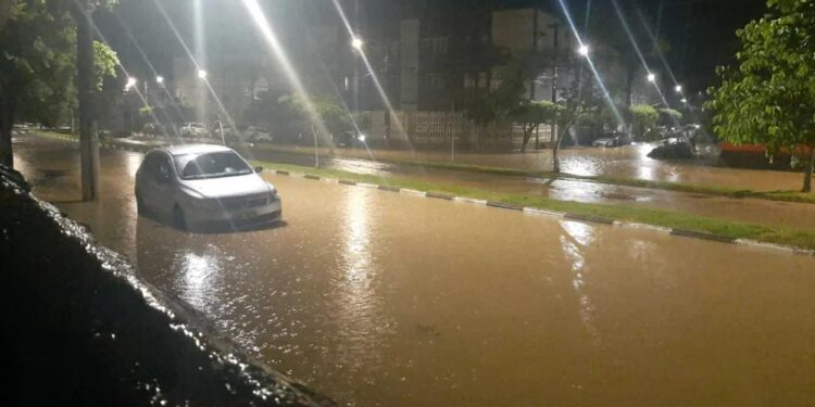 Chuva intensa afeta o abastecimento em Caraguatatuba