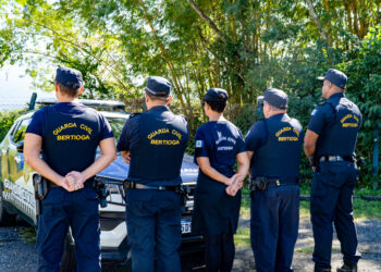 Menor é detido pela GCM fazendo manobras em motocicleta