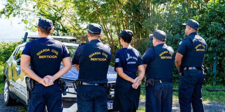 Menor é detido pela GCM fazendo manobras em motocicleta