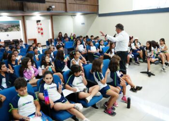 Estudantes do Colégio Canópus participam do programa Visita Monitorada na Câmara Municipal