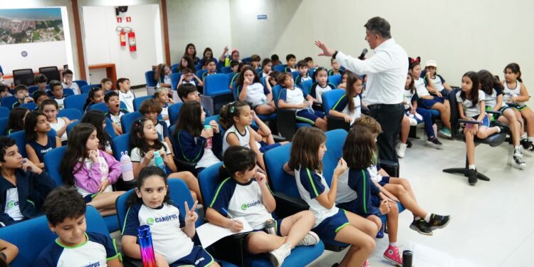 Estudantes do Colégio Canópus participam do programa Visita Monitorada na Câmara Municipal