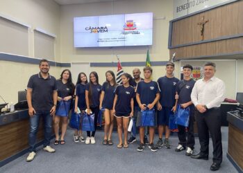 Estudantes do Colégio Tableau participam do programa Visita Monitorada na Câmara Municipal
