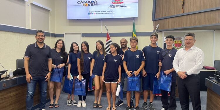Estudantes do Colégio Tableau participam do programa Visita Monitorada na Câmara Municipal