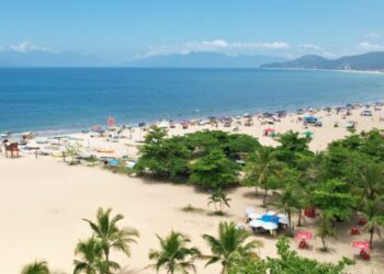 Prefeitura de Caraguatatuba adere à ação de limpeza da praia realizada pela MAPEC