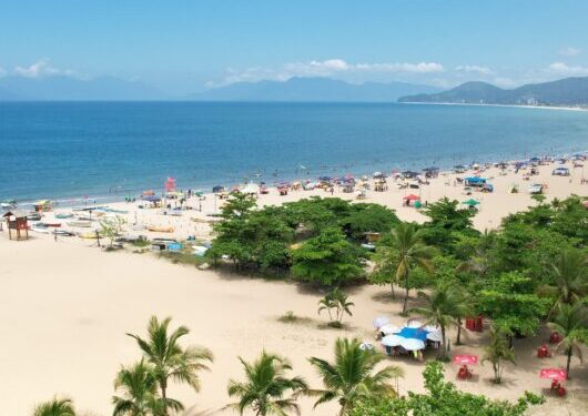 Prefeitura de Caraguatatuba adere à ação de limpeza da praia realizada pela MAPEC