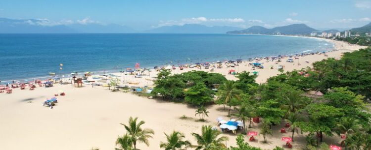 Prefeitura de Caraguatatuba adere à ação de limpeza da praia realizada pela MAPEC