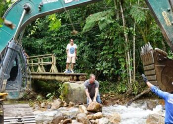 Prefeitura inicia reconstrução da ponte de pedestres do Cantagalo/Colibri