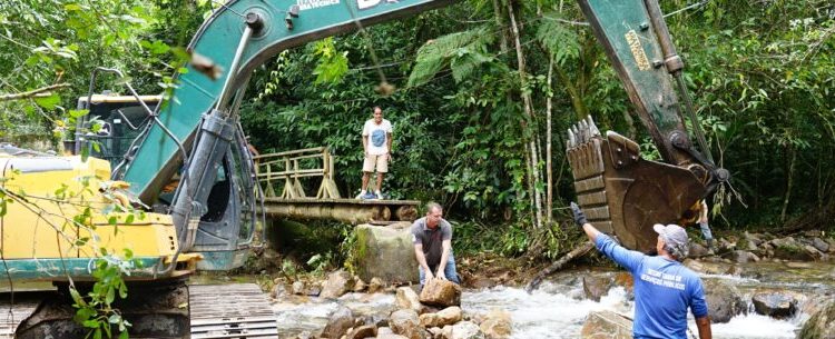 Prefeitura inicia reconstrução da ponte de pedestres do Cantagalo/Colibri