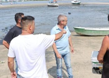 Prefeitura e Sabesp realizam vistoria na Praia do Camaroeiro para coleta e análise de material na faixa de areia