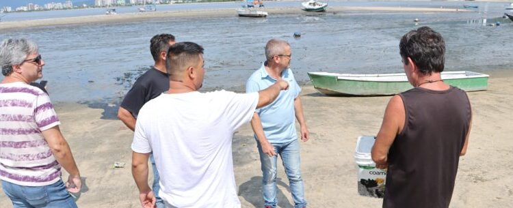 Prefeitura e Sabesp realizam vistoria na Praia do Camaroeiro para coleta e análise de material na faixa de areia