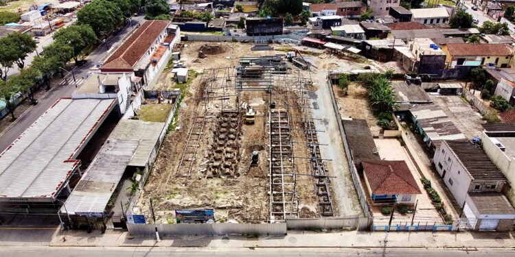 Obra da nova Feira do Bem em Bertioga ganha forma com estrutura metálica e outros serviços