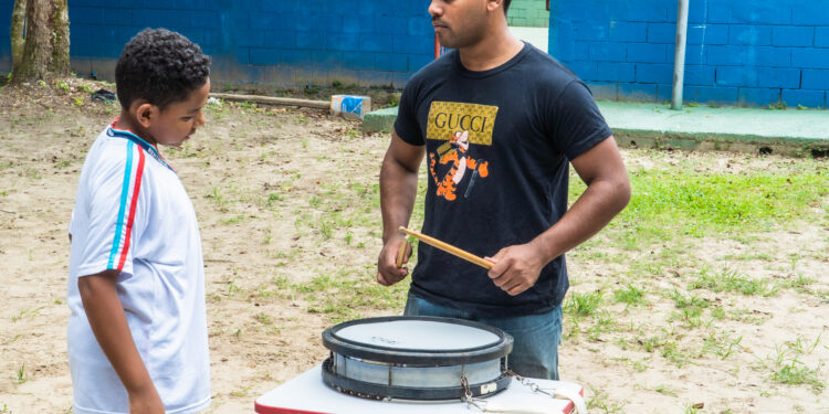 Alunos da rede municipal de Bertioga recebem aulas de musicalização infantil