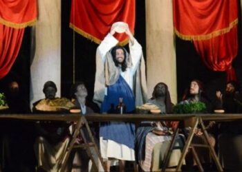 Caraguatatuba espera receber mais de 120 mil turistas no feriado e encenação da Paixão de Cristo é atração