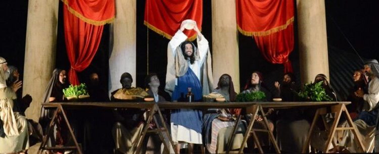 Caraguatatuba espera receber mais de 120 mil turistas no feriado e encenação da Paixão de Cristo é atração