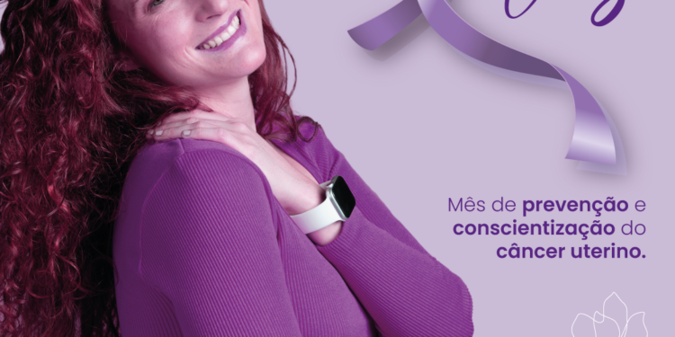 Serramar Shopping distribui rosas em ação especial no Dia Internacional da Mulher