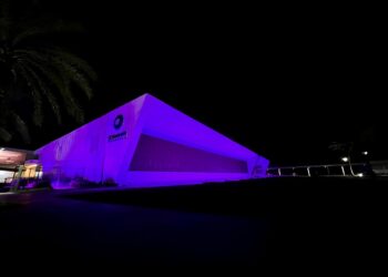 Serramar Shopping ganha iluminação especial no “Março Lilás” e tem ação especial no Dia da Mulher
