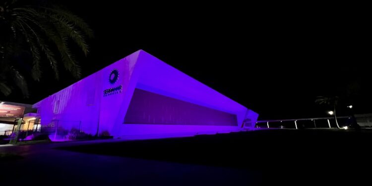 Serramar Shopping ganha iluminação especial no “Março Lilás” e tem ação especial no Dia da Mulher