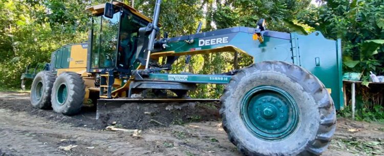 Serviços de limpeza e desassoreamento de valas estão sendo realizados na região Sul de Caraguatatuba