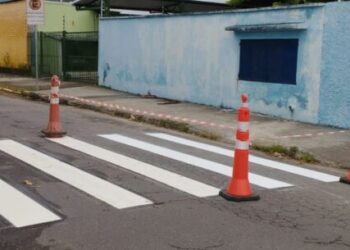 Prefeitura de Caraguatatuba revitaliza sinalização de solo em ruas do Indaiá