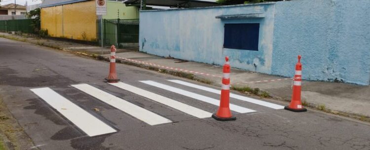 Prefeitura de Caraguatatuba revitaliza sinalização de solo em ruas do Indaiá