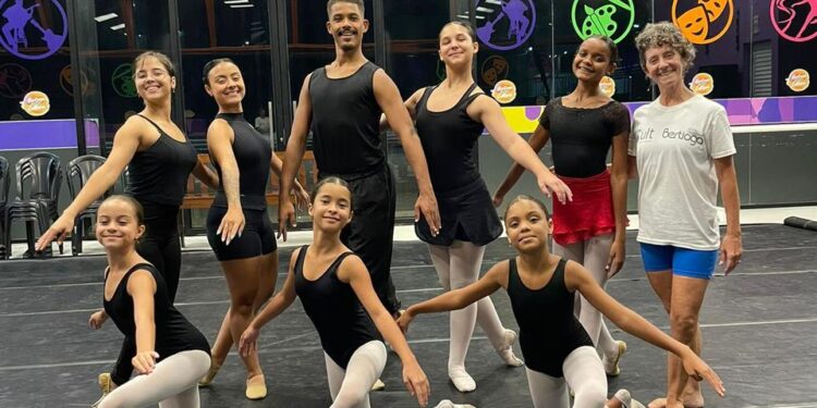 Bailarinos de Bertioga se preparam para bilhar em renomado festival de dança em SP