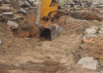 Prefeitura trabalha na contenção de erosão em avenida do Indaiá