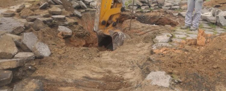 Prefeitura trabalha na contenção de erosão em avenida do Indaiá