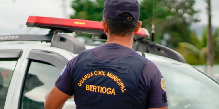 GCM recupera celular roubado no Centro de Bertioga