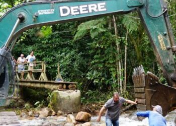 Prefeitura finaliza reconstrução da ponte de pedestres do Cantagalo/Colibri