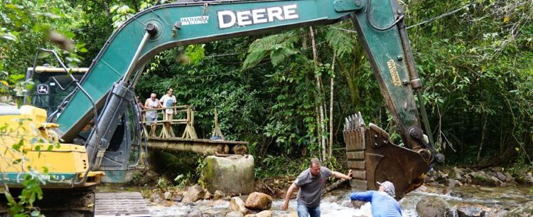 Prefeitura finaliza reconstrução da ponte de pedestres do Cantagalo/Colibri