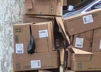 Prefeitura de Caraguatatuba notifica comerciantes por descarte irregular de materiais recicláveis