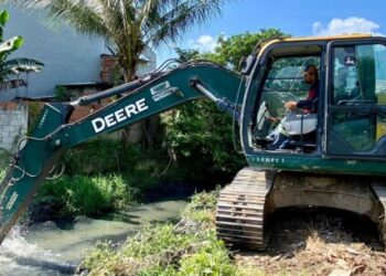 Prefeitura faz limpeza de valas preparando a cidade para as fortes chuvas previstas