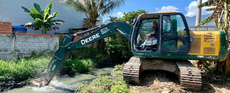 Prefeitura faz limpeza de valas preparando a cidade para as fortes chuvas previstas