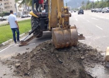 Tubulação de águas pluviais passa por reparos na avenida da praia, em Caraguatatuba