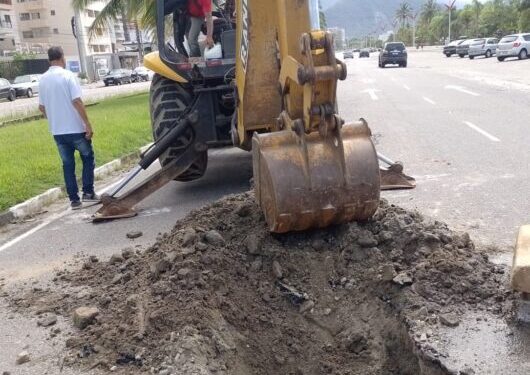 Tubulação de águas pluviais passa por reparos na avenida da praia, em Caraguatatuba