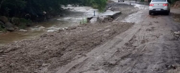 Prefeitura continua trabalho de limpeza e reconstrução de bairros após chuva de cabeceira