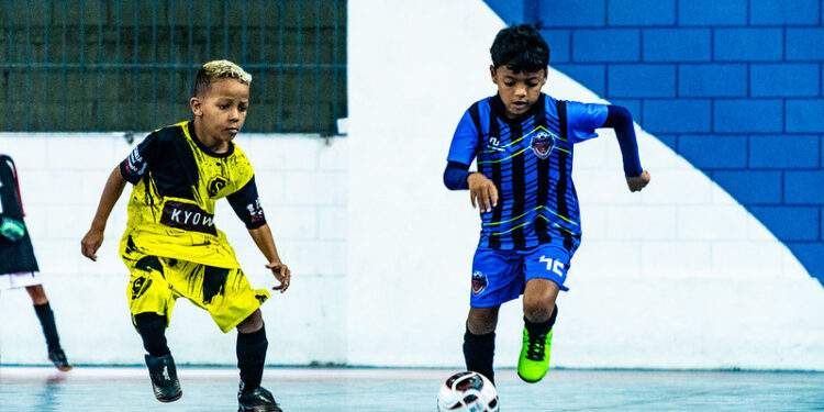 Bertioga tem vagas gratuitas para aulas de futsal em categoria infantil