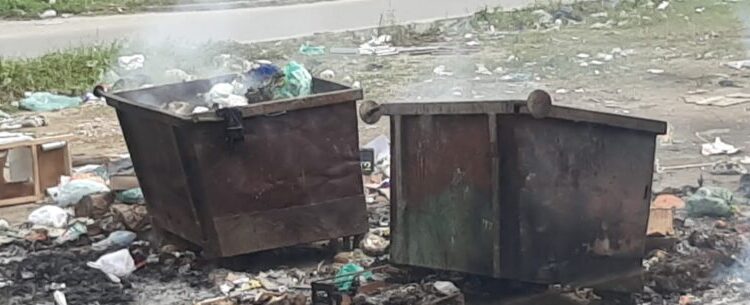 Prefeitura de Caraguatatuba registra ato de vandalismo em caçambas de lixo