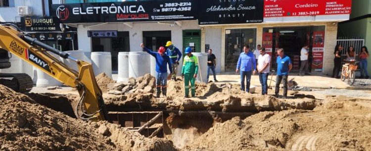 Prefeito de Caraguatatuba vistoria mais uma obra de drenagem na região central