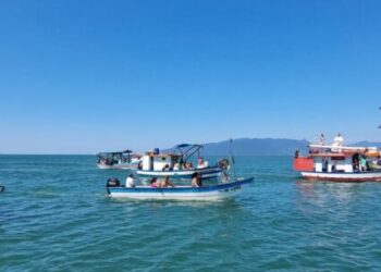 Benção das embarcações e procissão comemoram 25 anos do festival do Camarão