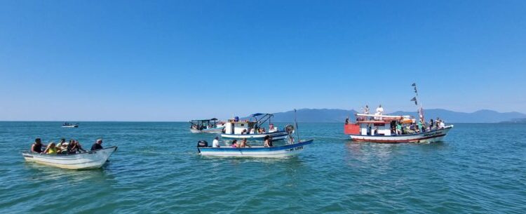 Benção das embarcações e procissão comemoram 25 anos do festival do Camarão