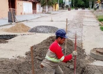 Obras de instalação de rede coletora de esgoto são executadas em quatro bairros