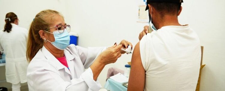 Caraguatatuba vacina 4 mil pessoas contra gripe e imunização segue nas unidades de saúde para grupos prioritários