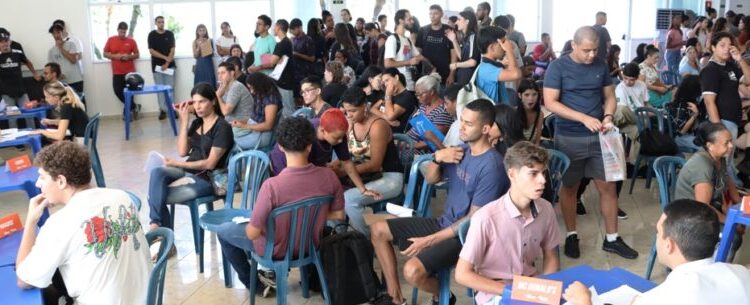 Mutirão do Primeiro Emprego supera expectativas e atende 600 candidatos